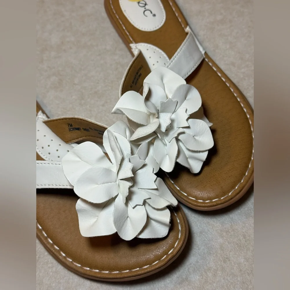 B.O.C White Flower Slip On Thong Sandals Brown Sole Size 7M NWT - Picture 4 of 6